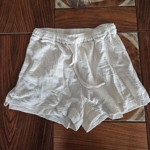 things between Linen White/Cream Shorts